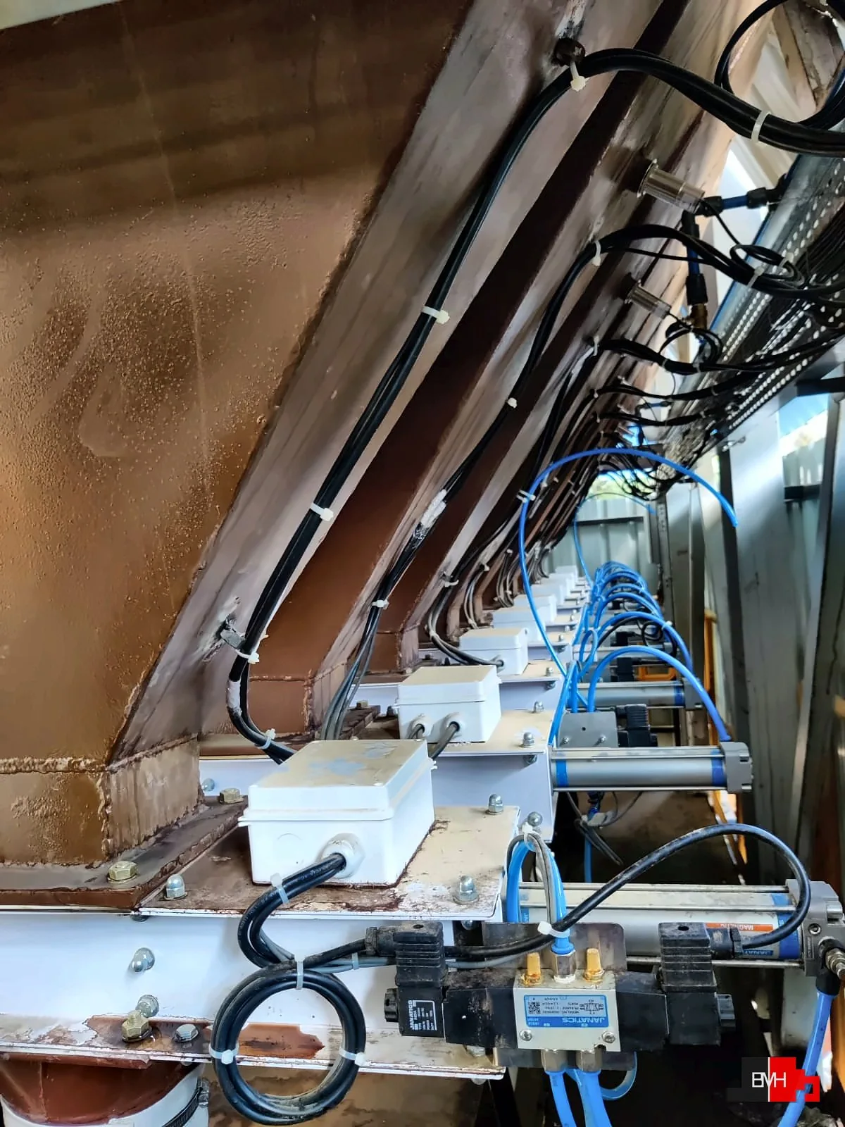 Pneumatic slide gates and level sensors under each coffee silo compartment, by Scorpio