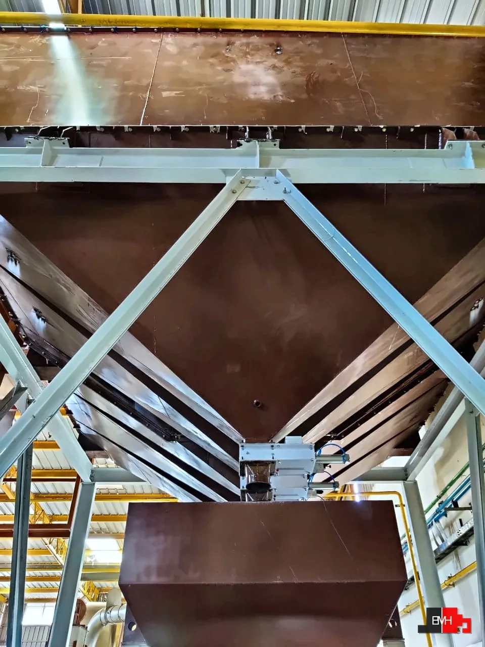 Multi-compartment coffee bean silo discharging into a weigh hopper, by Scorpio